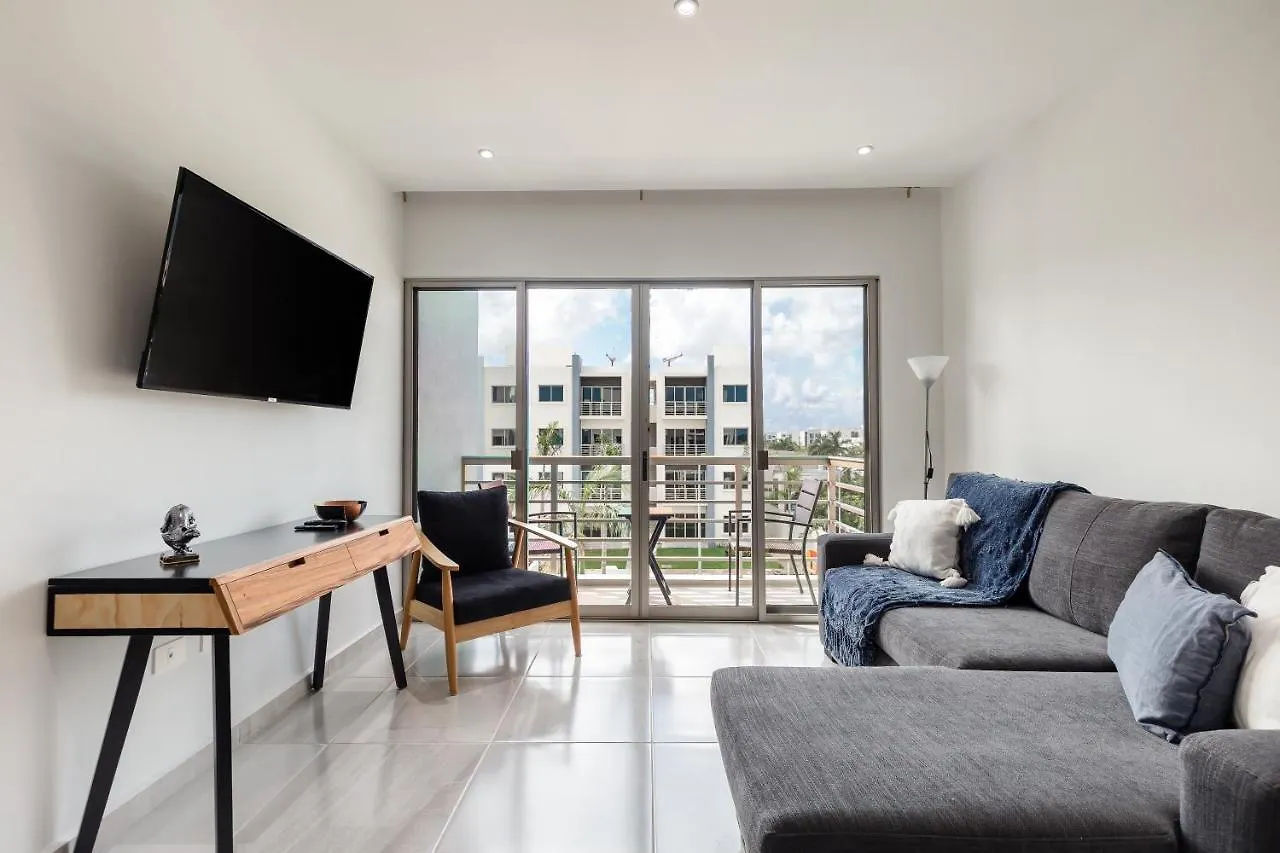 Lovely 2 Bedroom Apartment - Pool & Balcony Cancun